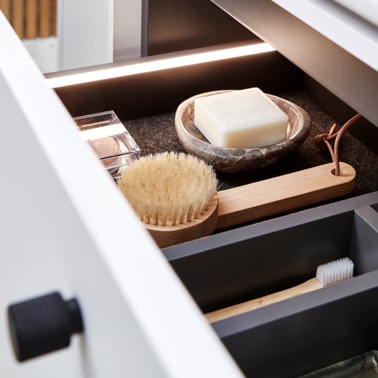 LAATIKONJAKAJAT Kätevät laatikonjakajat takaavat, että laatikot pysyvät siistinä ja järjestyksessä. LAATIKONJAKAJAT Kätevät laatikonjakajat takaavat, että laatikot pysyvät siistinä ja järjestyksessä.