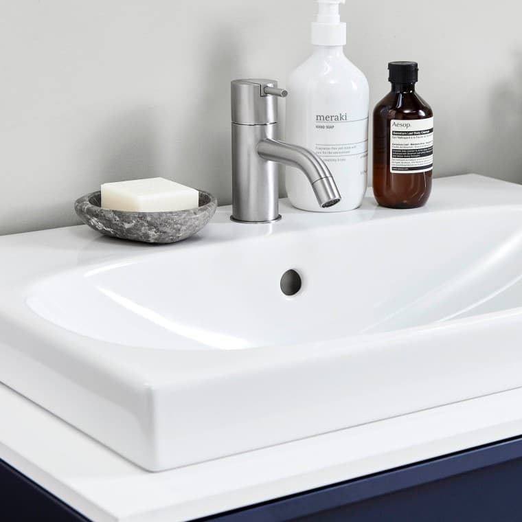 HELPPO PUHDISTAA Sense Art -sarjan keramiikassa on IDO Smart -lasite, mikä helpottaa puhdistusta. HELPPO PUHDISTAA Sense Art -sarjan keramiikassa on IDO Smart -lasite, mikä helpottaa puhdistusta.