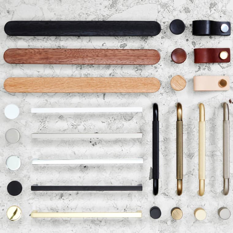 VETIMET Valikoimistamme löytyy useita eri muotoisia, -mallisia ja eri materiaaleista valmistettuja vetimiä, jotka sopivat Sense Art -kalusteisiin. VETIMET Valikoimistamme löytyy useita eri muotoisia, -mallisia ja eri materiaaleista valmistettuja vetimiä, jotka sopivat Sense Art -kalusteisiin.