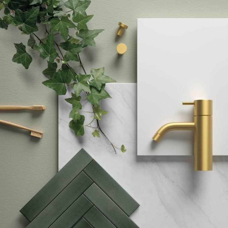 Vihreät ja vaaleat sävyt yhdistettynä kultaisiin yksityiskohtiin Vihreät ja vaaleat sävyt yhdistettynä kultaisiin yksityiskohtiin